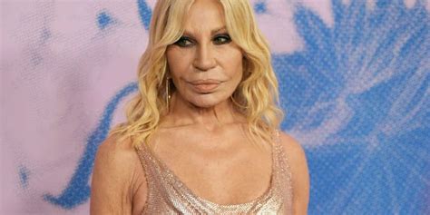 Donatella Versace oggi: a 69 anni, la biografia della stilista.